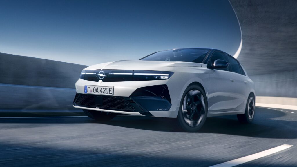 Opel Astra GSE Line visto de perfil