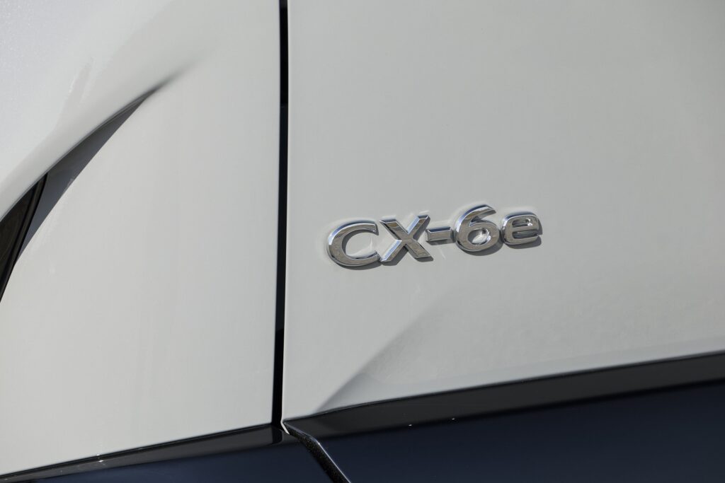 Emblema do novo Mazda CX-6e elétrico