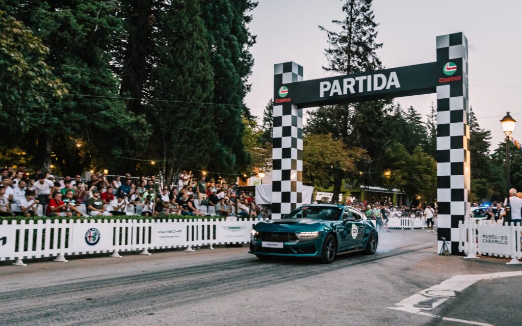 Rui Madeira com o Ford Mustang Dark Horse no Caramulo