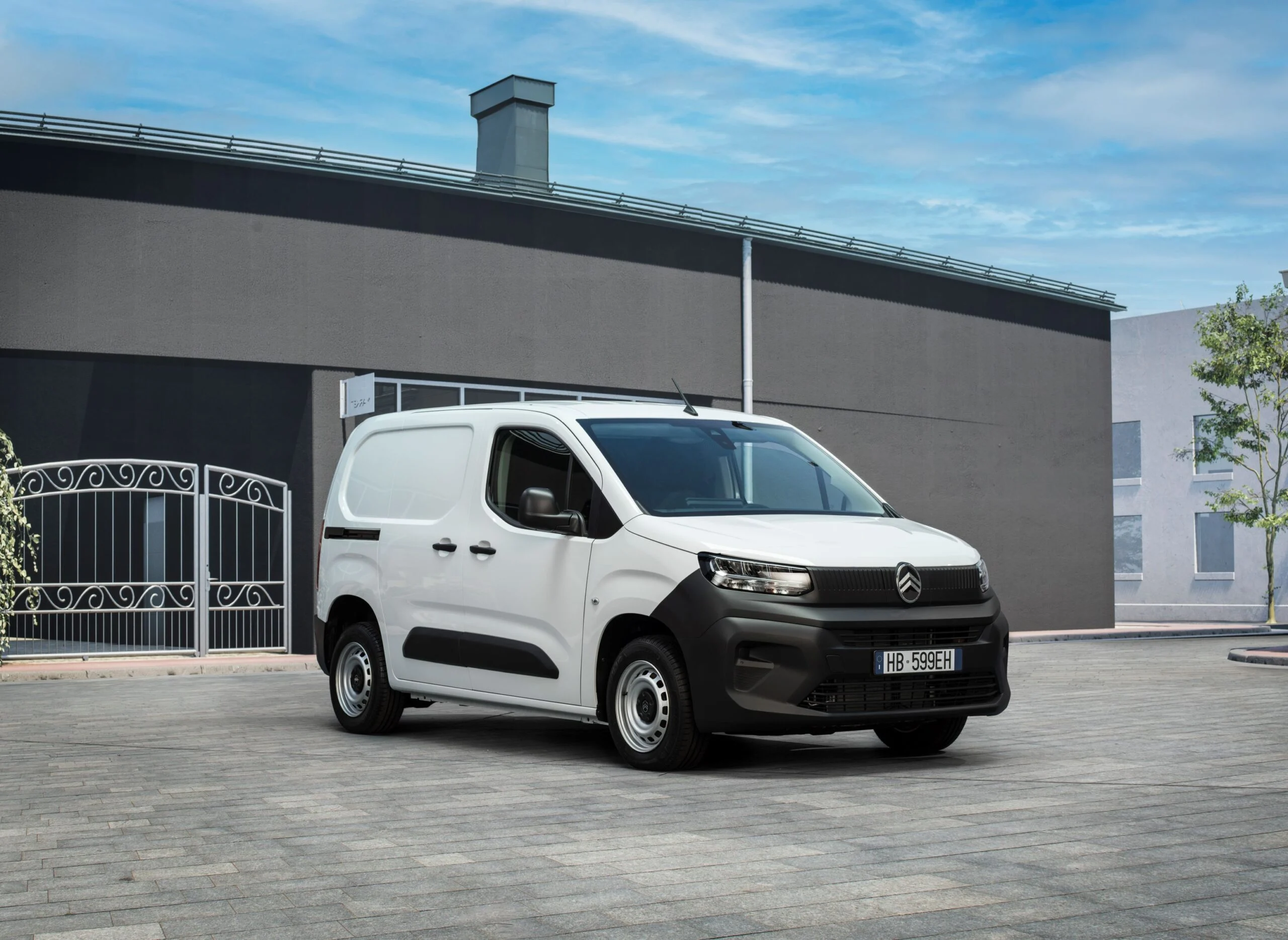 Citroën Berlingo Van First branco visto de frente e de perfil