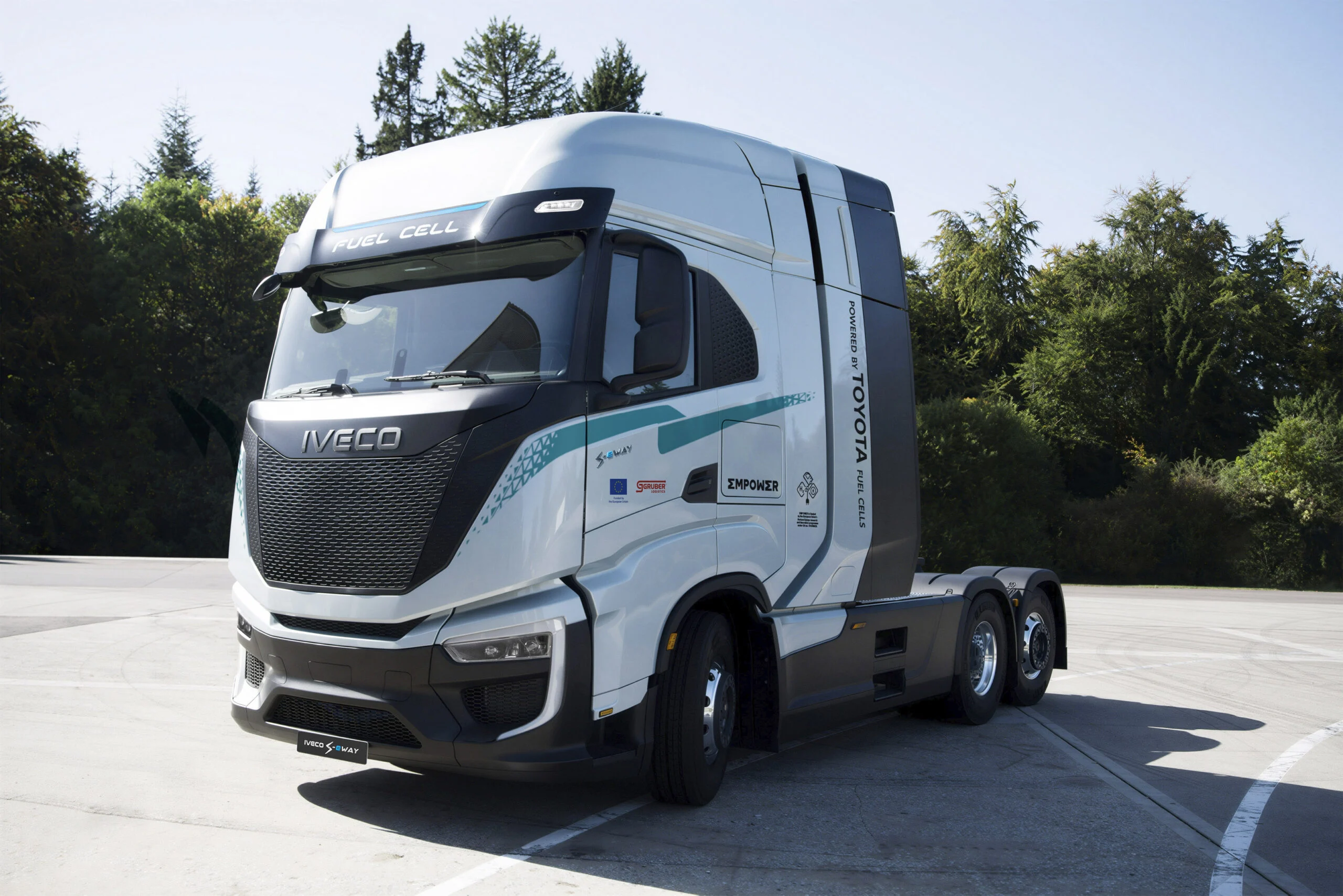 Camião IVECO S-eWay Fuel Cell equipado com tecnologia Toyota