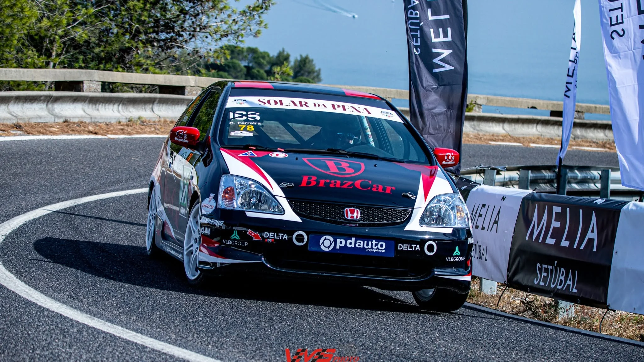 Carlos Ferreira com o Honda Civic Type R na Rampa da Arrábida