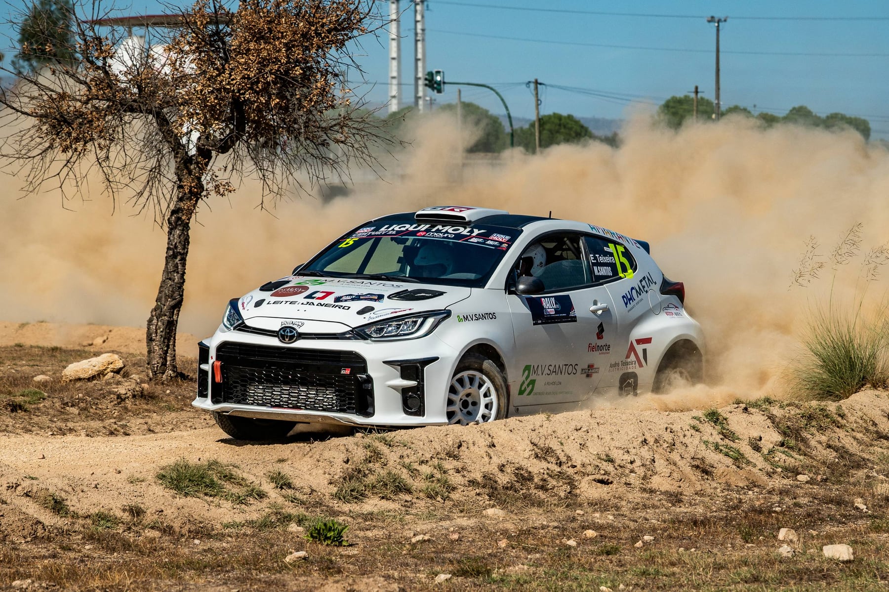 Emanuel Teixeira e Mafalda dos Santos em prova no Toyota GR Yaris RZ
