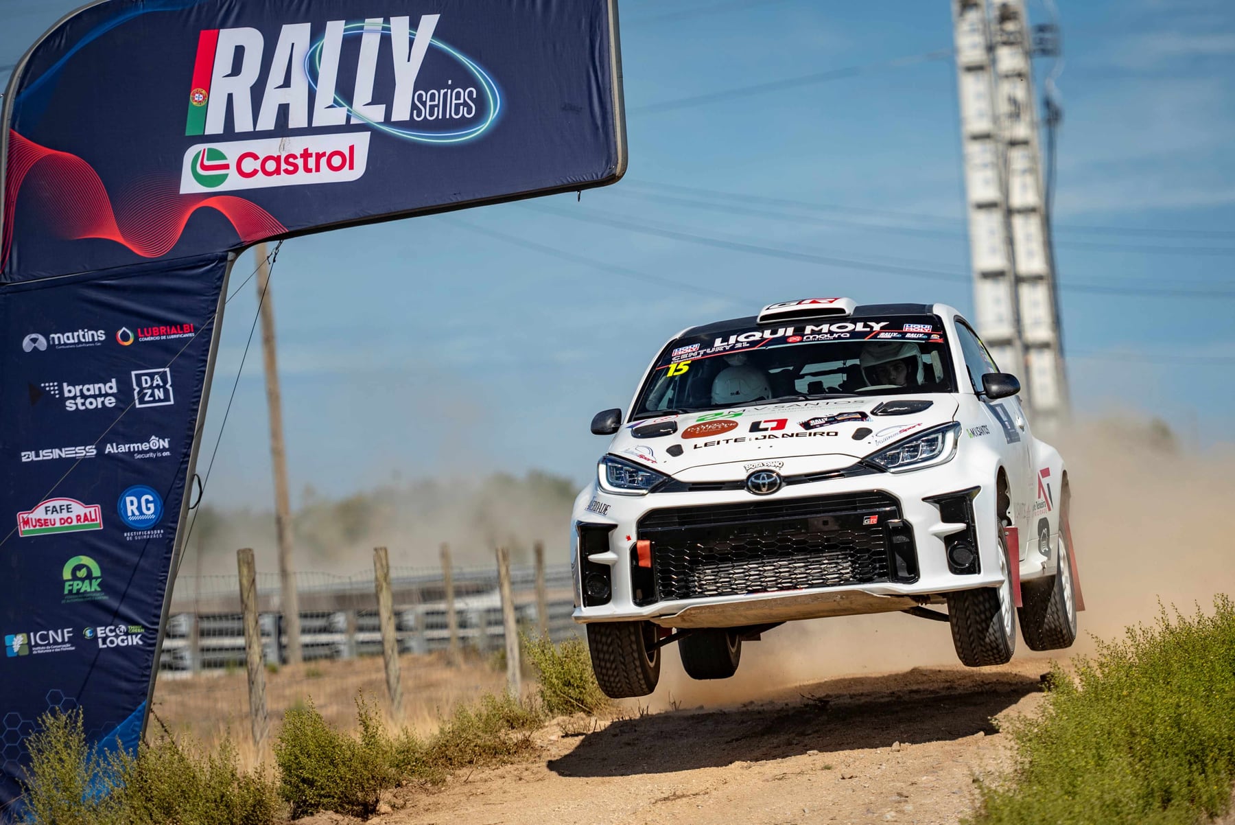 Toyota GR Yaris RZ salta durante o rali de Castelo Branco