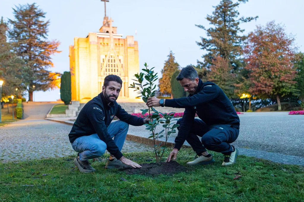 Guimarães - Capital Verde Europeia'2026 levou pilotos a plantar árvores no Monte da Penha – imagem 2