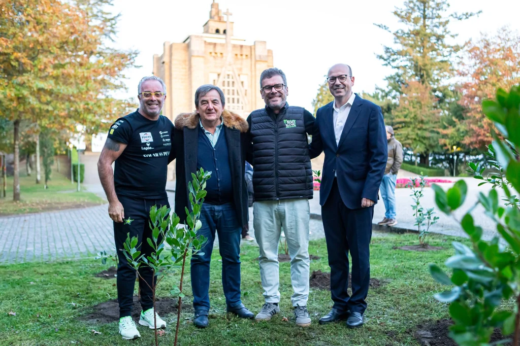 Guimarães - Capital Verde Europeia'2026 levou pilotos a plantar árvores no Monte da Penha – imagem 3