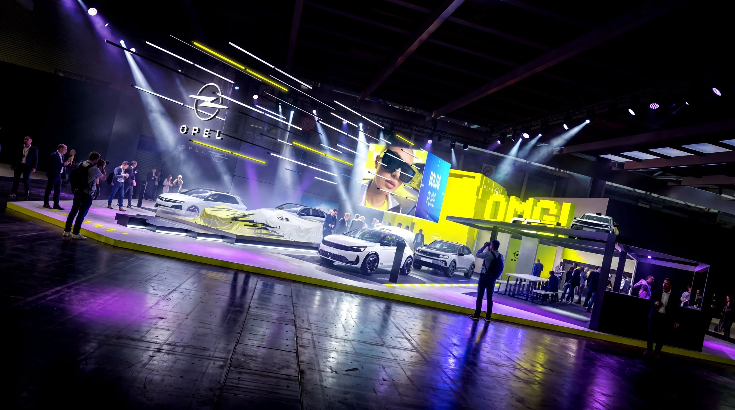 Opel STX Concept e OMG! GSE: a Opel transforma a Autobahn alemã num palco de emoções no Salão Automóvel de Paris