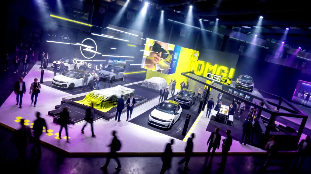 Opel STX Concept e OMG! GSE: a Opel transforma a Autobahn alemã num palco de emoções no Salão Automóvel de Paris – imagem 2