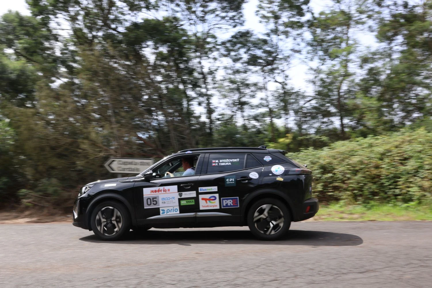 Equipa do Peugeot E-2008 celebra a vitória no Eco Rally Madeira