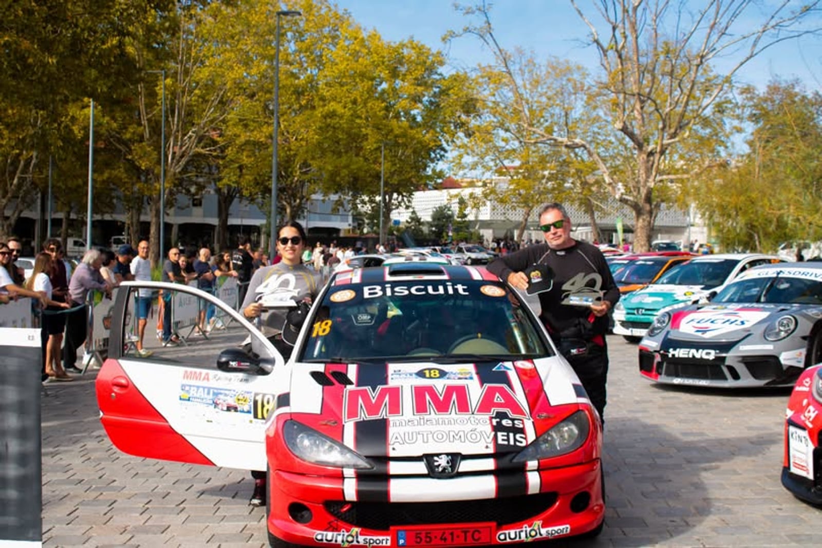 Carlos Gonçalves e Rita Martins junto ao Peugeot 206 da Team MMA